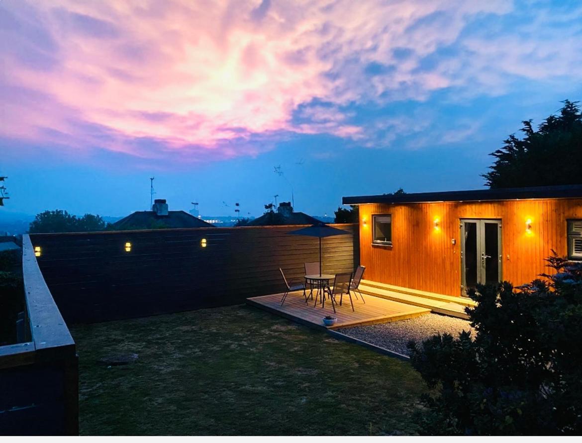 Me Old Abode Entire Garden Cabin Near The Sea 헌베이 외부 사진